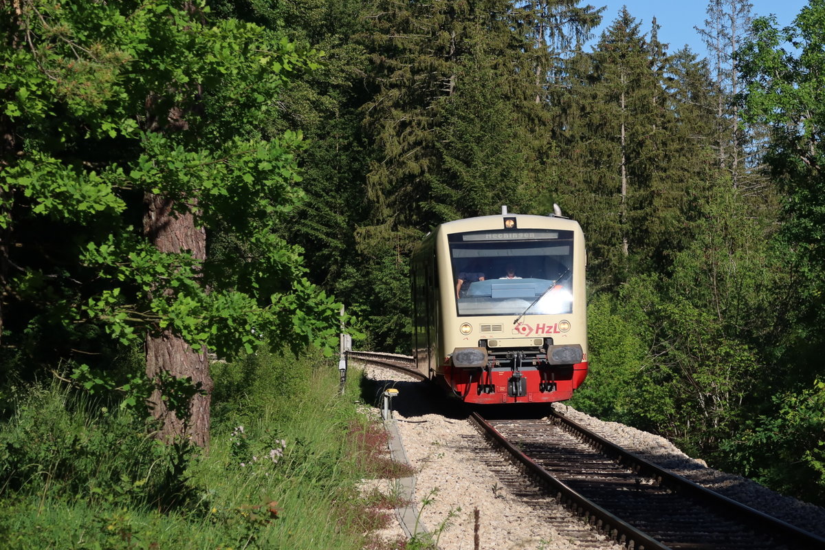 Zug 86340 der Hohenzollerischen Landesbahn HZL rollt am 12. Juni 2020 kurz nach 18:19 Uhr von Gammertingen kommend  in Richtung Hechingen und wird in wenigen Minuten Neufra erreichen. Das Triebfahrzeug ist der RegioShuttle RS1 mit der Nummer 200.