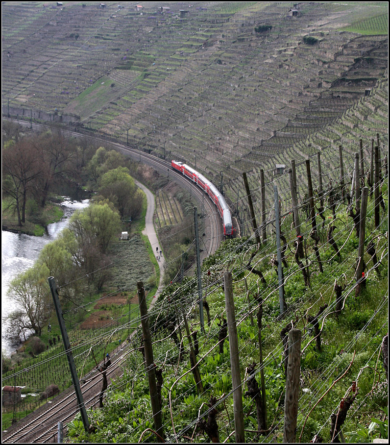 Zug am Weinberg -

Ein Regionalexpress-Zug auf dem Weg nach Stuttgart passiert zwischen Walheim und Besigheim im Neckartal steile Weinberglagen.

10.04.2016 (M)