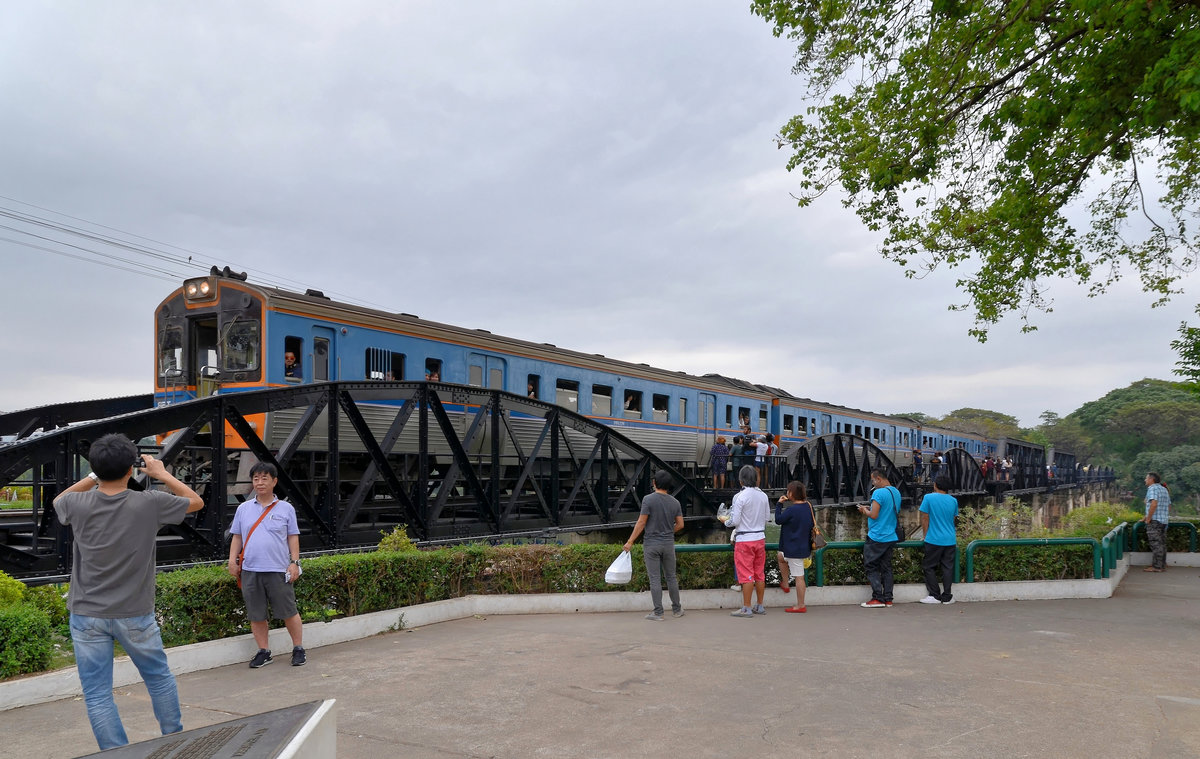 Zug auf der River Kwai Bridge, Kanchanaburi am River Kwai, Thailand, 24.01.2016