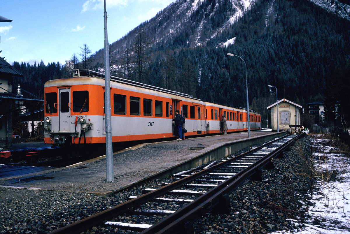 Zug der Baureihe Z 600 auf der berühmten Saint-Gervais- Vallorcine-Linie, Bahnhof Argentiere, 01.01.1988
