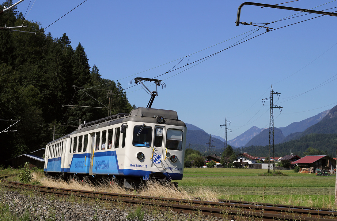 Zug der bayerischen Zugspitzbahn, aufgenommen am 8. August 2016 im Stadtgebiet von Garmisch-Partenkirchen.
Die genauen Fahrzeugnummern sind mir nicht bekannt.
