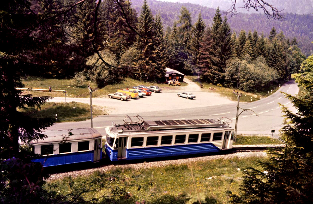 Zug der Bayerischen Zugspitzbahn (BZB 5-6 und Vorstellwagen) im Sommer 1984