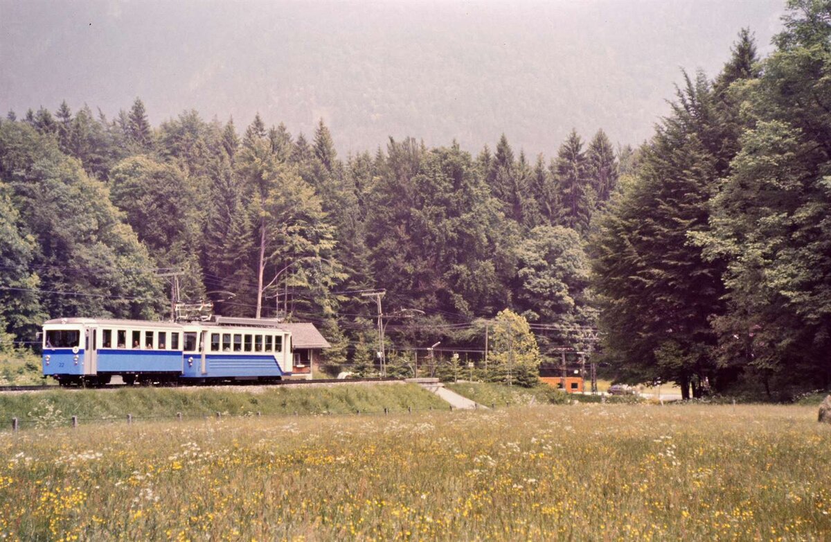 Zug der Bayerischen Zugspitzbahn (BZB 5-6 und Vorstellwagen) im Sommer 1984