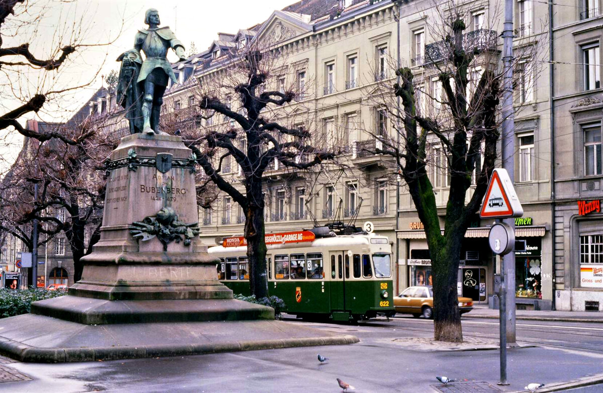Zug der Berner Straßenbahnlinie 3 am Bubenberg-Platz (1988)