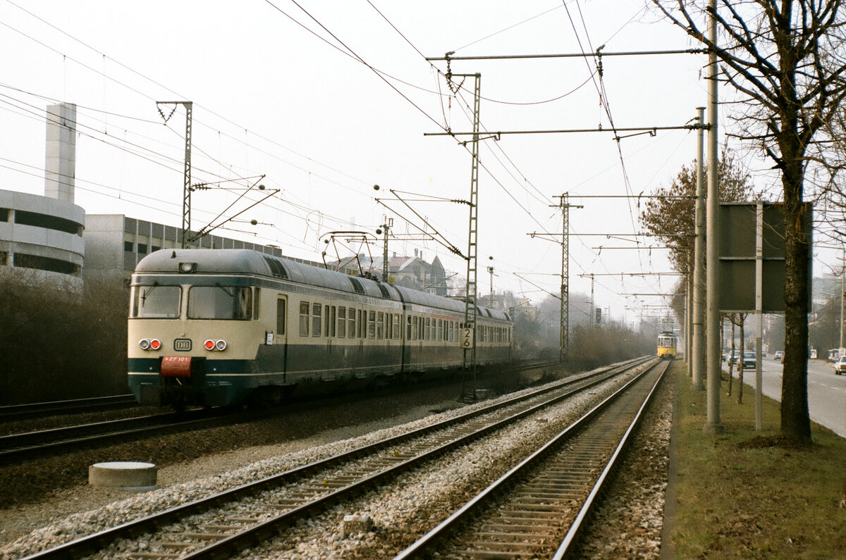 Zug der DB-Baureihe 427 alt neben der ebenfalls dort befindlichen Stuttgarter Stra�enbahnlinie 13 nach der Station Kienbachstra�e (1984)