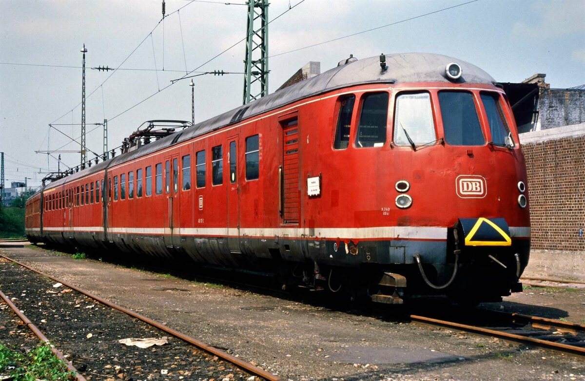 Zug der DB-Baureihe 456 (Nahverkehrsschnellzug ET 56) vor dem Bw Heidelberg (DB), 16.05.1985.