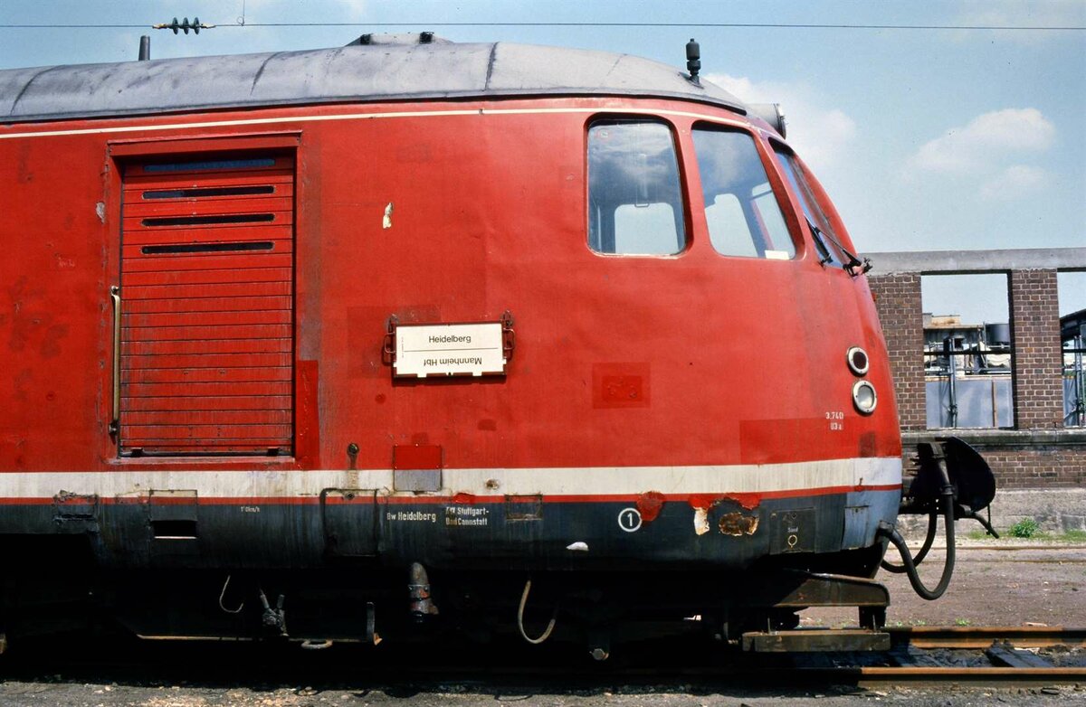 Zug der DB-Baureihe 456 (Nahverkehrsschnellzug ET 56) vor dem Bw Heidelberg (DB), 16.05.1985