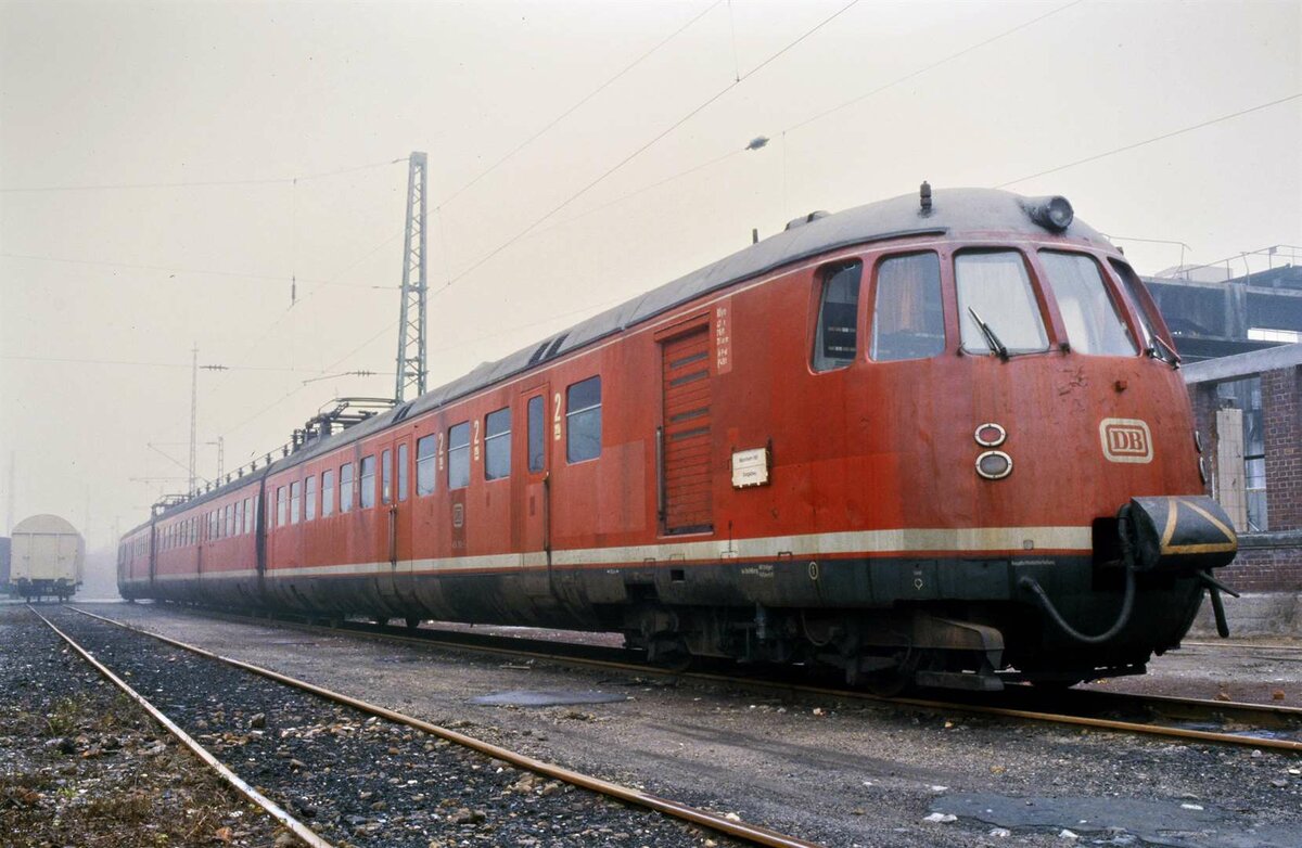Zug der DB-Baureihe 456 (Nahverkehrsschnellzug ET 56) vor dem Bw Heidelberg, 03.11.1984 