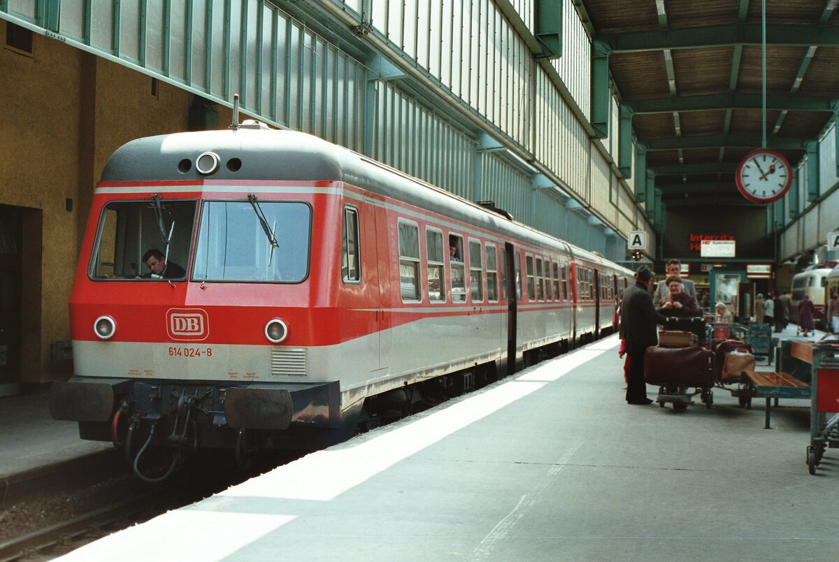 Zug der DB nach Nürnberg auf Gleis 16 des Stuttgarter Hauptbahnhofs, der sehr gepflegte 614 024-0 wartet dort auf seine Fahrgäste. 
Datum: 18.04.1984