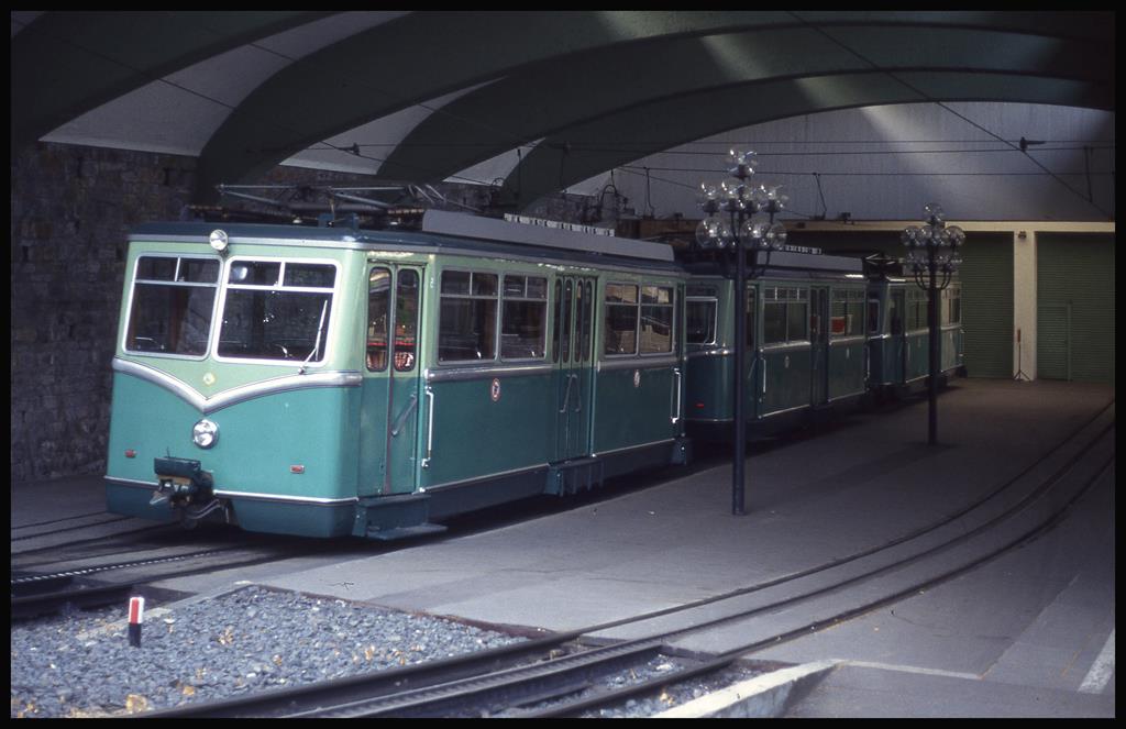 Zug der Drachenfelsbahn in der Talstation Königswinter am 20.6.1993.