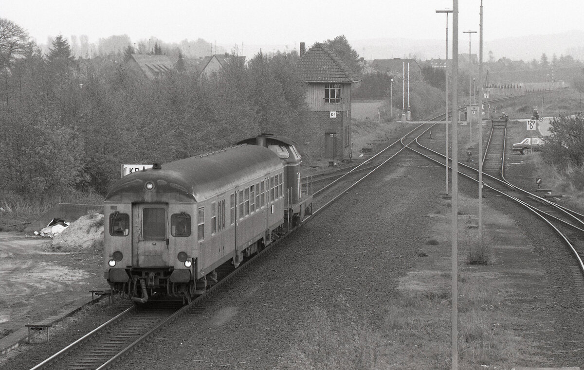 Zug E-3778 (Kleve - Nijmegen) bei der Einfahrt in Kranenburg am 30.04.1989. Steuerwagen (BDnf) und DB 212 051-7, aufgenommen von der Brücke aus. Stellwerk  Kf  sieht man im Hintergrund. Scanbild 216.7272, Ilford FP4.