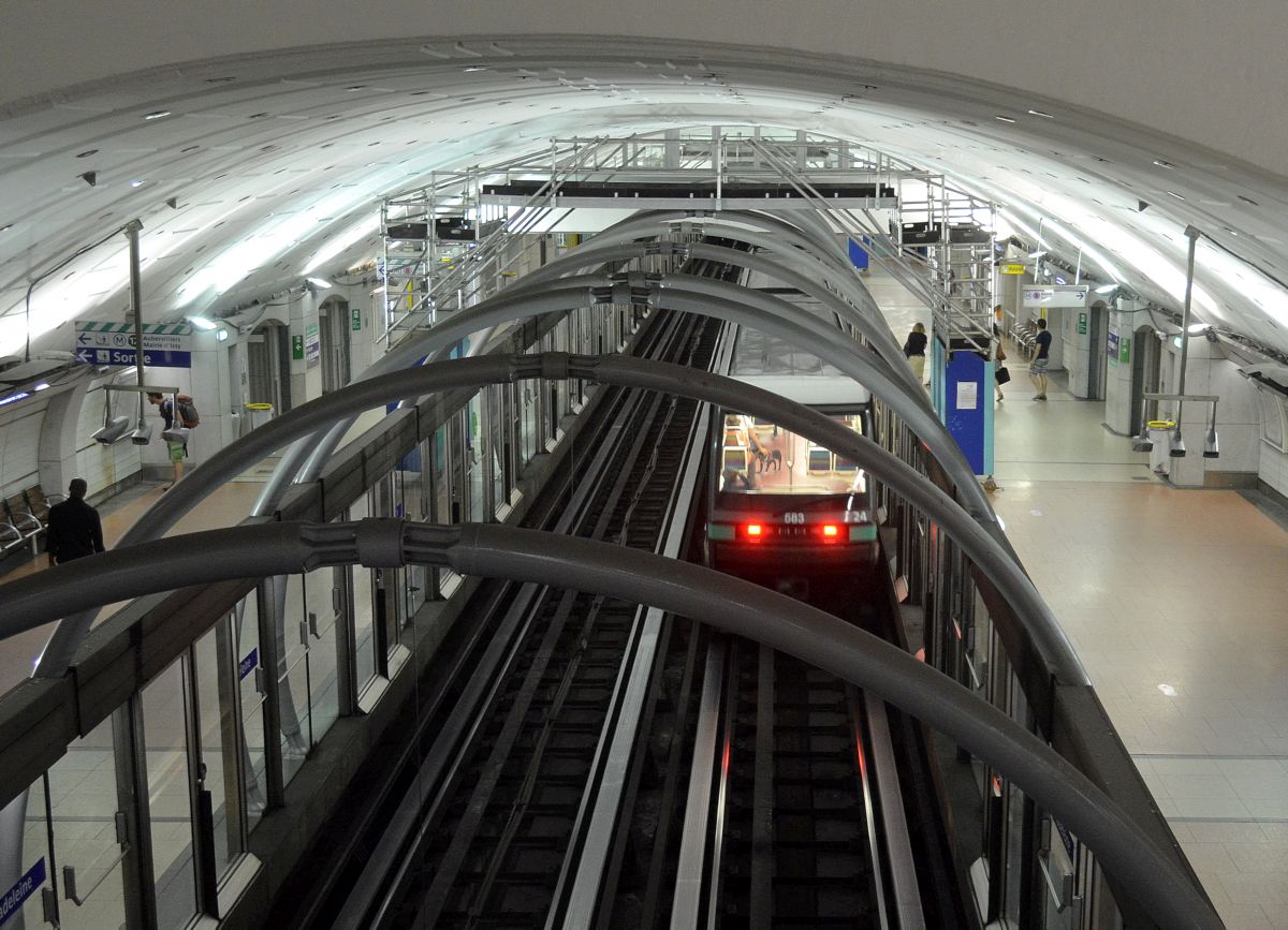 Zug der Express-Linie 14 bei der Ausfahrt aus der Pariser Metro-Station  Madeleine . 5.7.2015 
