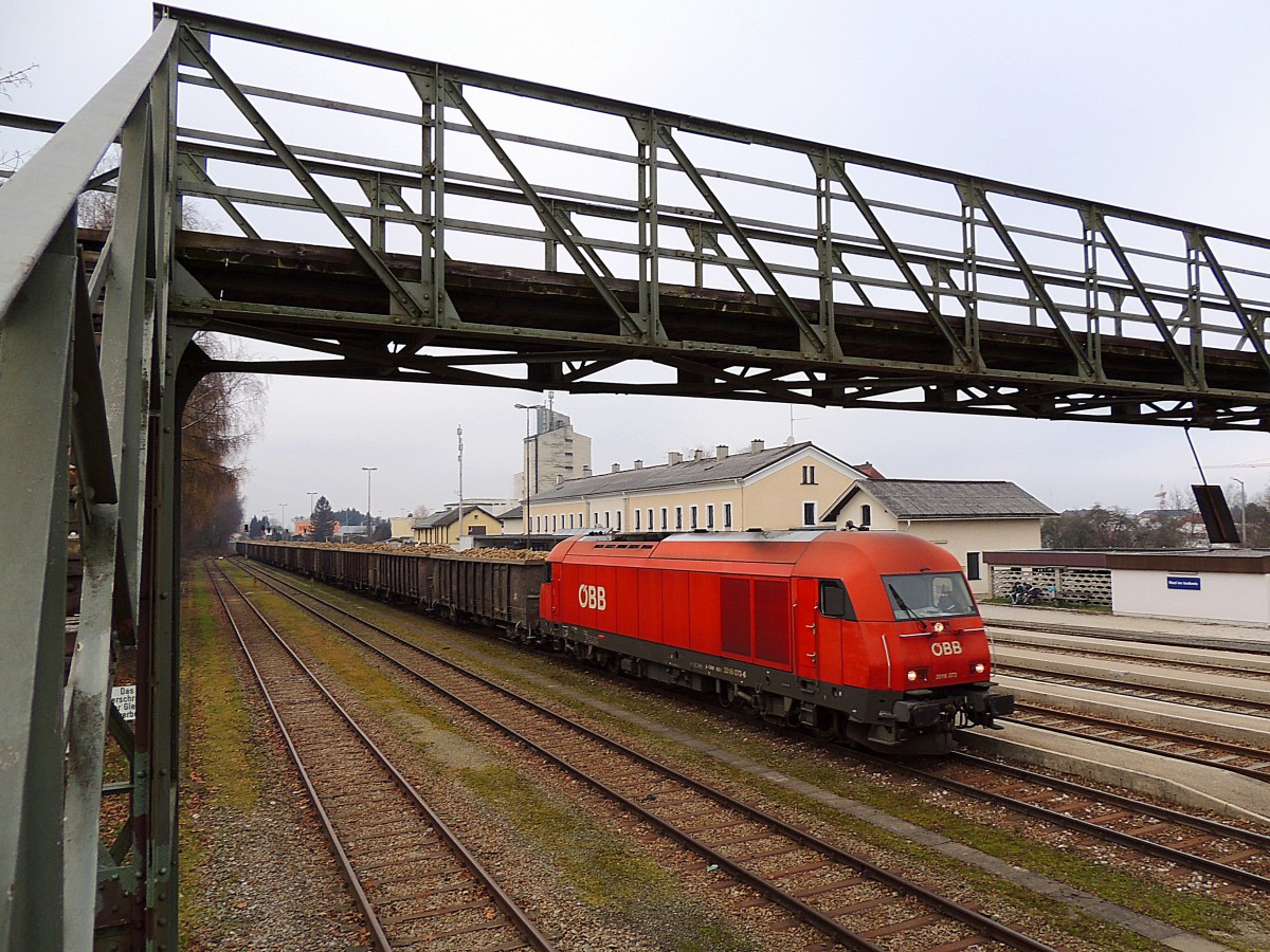  Zug fährt durch , bzw. 2016 073-6 mit Rübenzug 75829, unter dem Rieder Bahnsteg; 131213