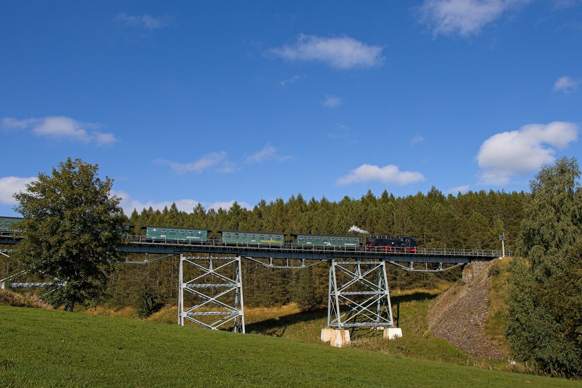 Zug der Fichtelbergbahn auf dem Hüttenbachviadukt in Oberwiesenthal (25.09.2023)