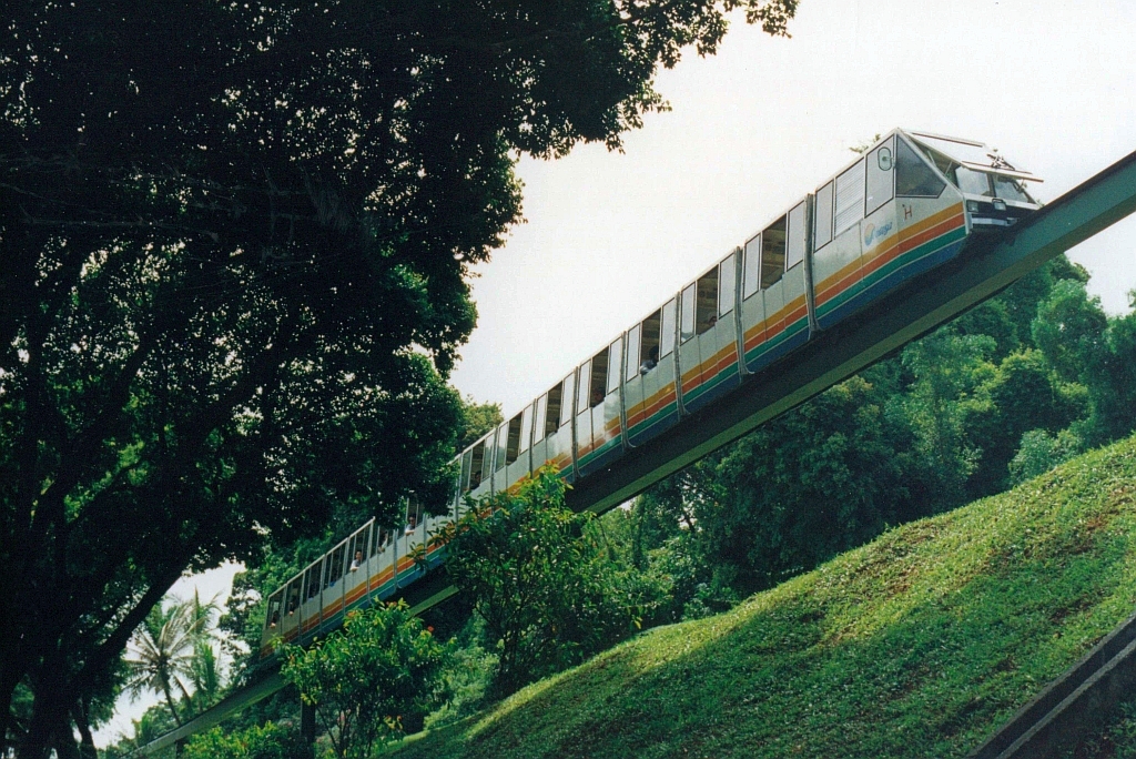 Zug H der SDC Sentosa Monorail am 08.Mai 2002 zwischen der Central Beach Station 5 und der Ficus Station 6. (Fotoscan)