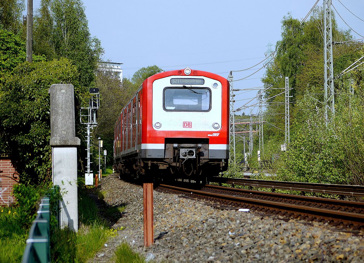 Zug der Hamburger S-Bahnlinie 21 Richtung Innenstadt kurz vor dem Bahnhof  Bergedorf . 26.4.2014