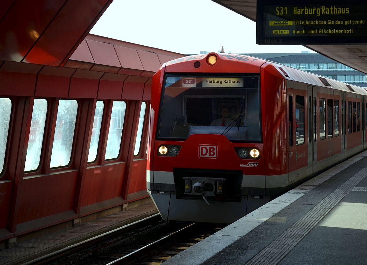 Zug der Hamburger S-Bahnlinie 31 nach  Harburg  in der futuristischen, aber in die Jahre gekommenen Station  Hammerbrook . 7.6.2014