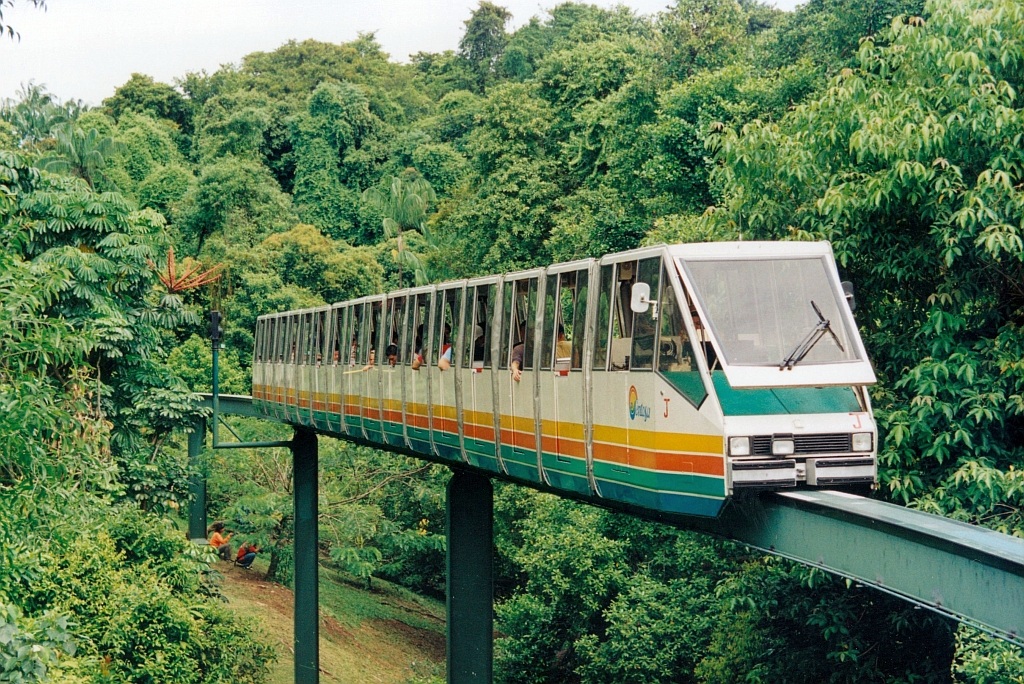 Zug J der SDC Sentosa Monorail kurz vor der Cable Car Station 4 am 08.Mai 2002. (Fotoscan)