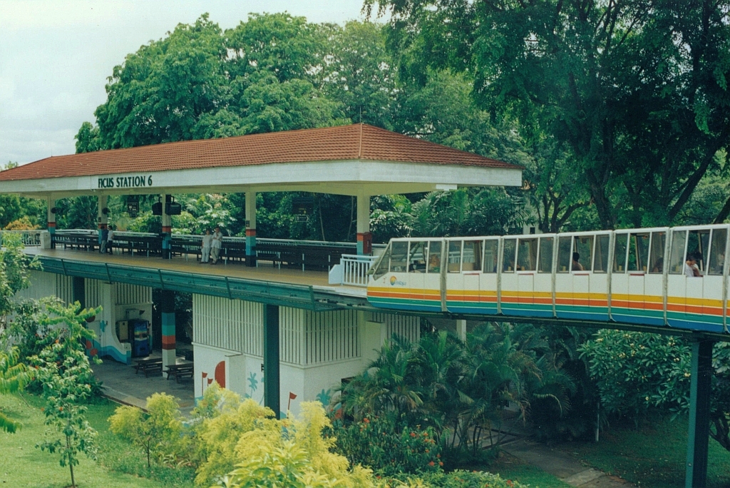 Zug J der SDC Sentosa Monorail fährt am 08.Mai 2002 in die Ficus Station 6. Die Station wurde 2022 abgerissen. (Fotoscan)