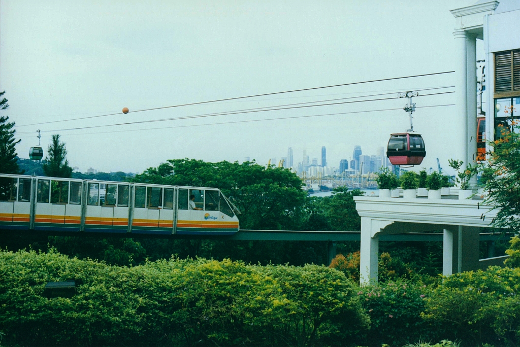 Zug K der SDC Sentosa Monorail am 08.Mai 2002 kurz nach der Cable Car Station 4 bei der Sentosa Station der Singapore Cable Car MFLG Mount Faber-Linie. (Fotoscan)