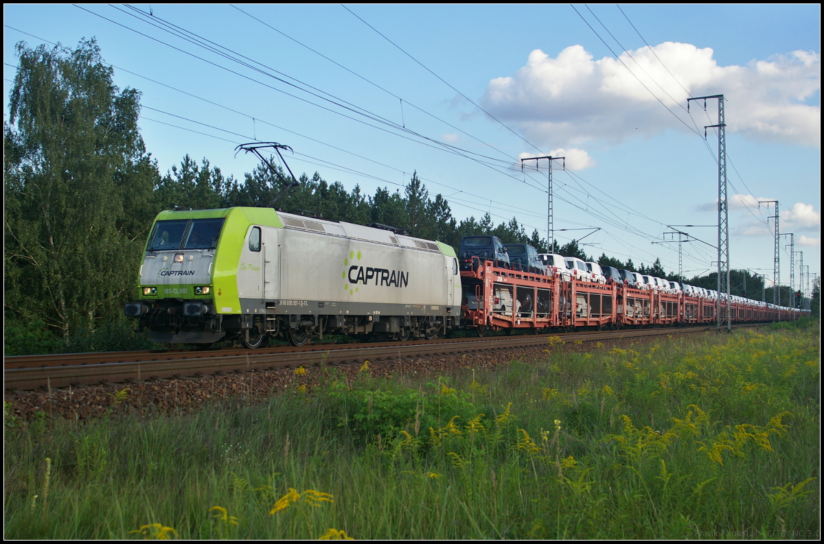 Zug kommt, Sonne weg: Mit einem Autotransport fuhr ITL 185-CL 007 / 185 507-1 am 23.08.2017 durch die Berliner Wuhlheide