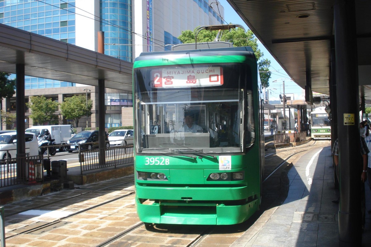 Zug der Linie 2 vom Bahnhof Hiroshima nach Miyajimaguchi am Bahnhofsvorplatz Hiroshima (16.09.2013)