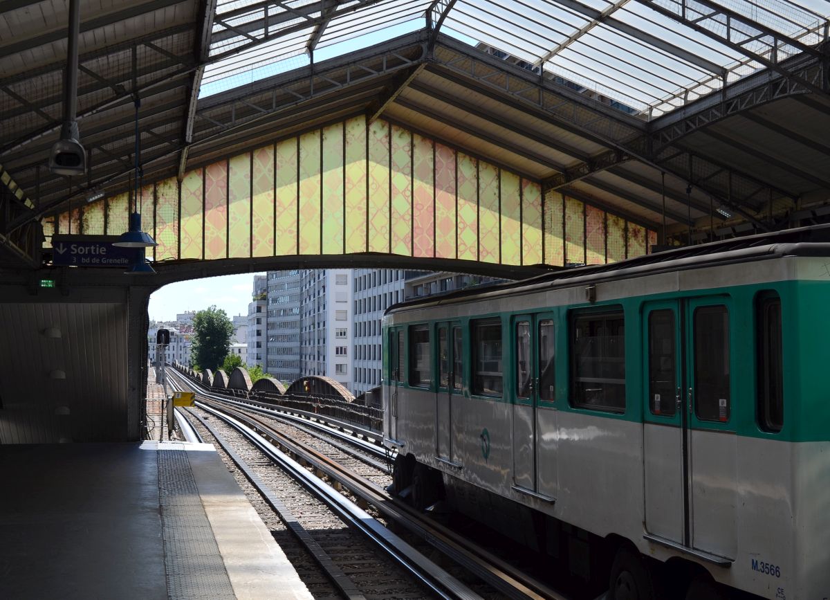 Zug der Linie 6 in der Station  Bir-Hakeim , in der Nähe des Eiffelturms. 6.7.2015