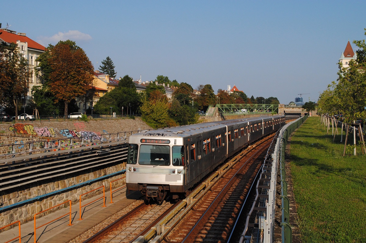 Zug der Linie U4 bestehend aus den Wagen 2213 + 3213 + 2257 + 3257 + 3255 + 2255 kurz vor der Haltestelle Braunschweiggasse. (19.08.2023)