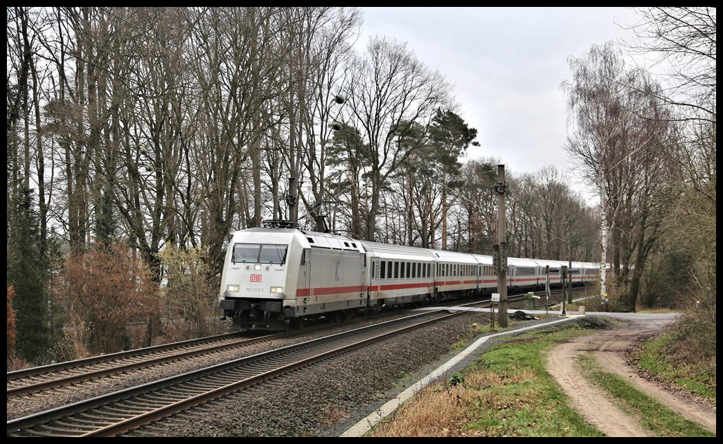 Zug Lok des internationalen IC 146 von Berlin nach Amsterdam-Schiphol war am 12.02.2023 die in IC Farben lackierte DB 101013. Hier ist sie mit ihrem Zug um 14.05 Uhr in Osnabrück - Atter in Richtung Rheine unterwegs.