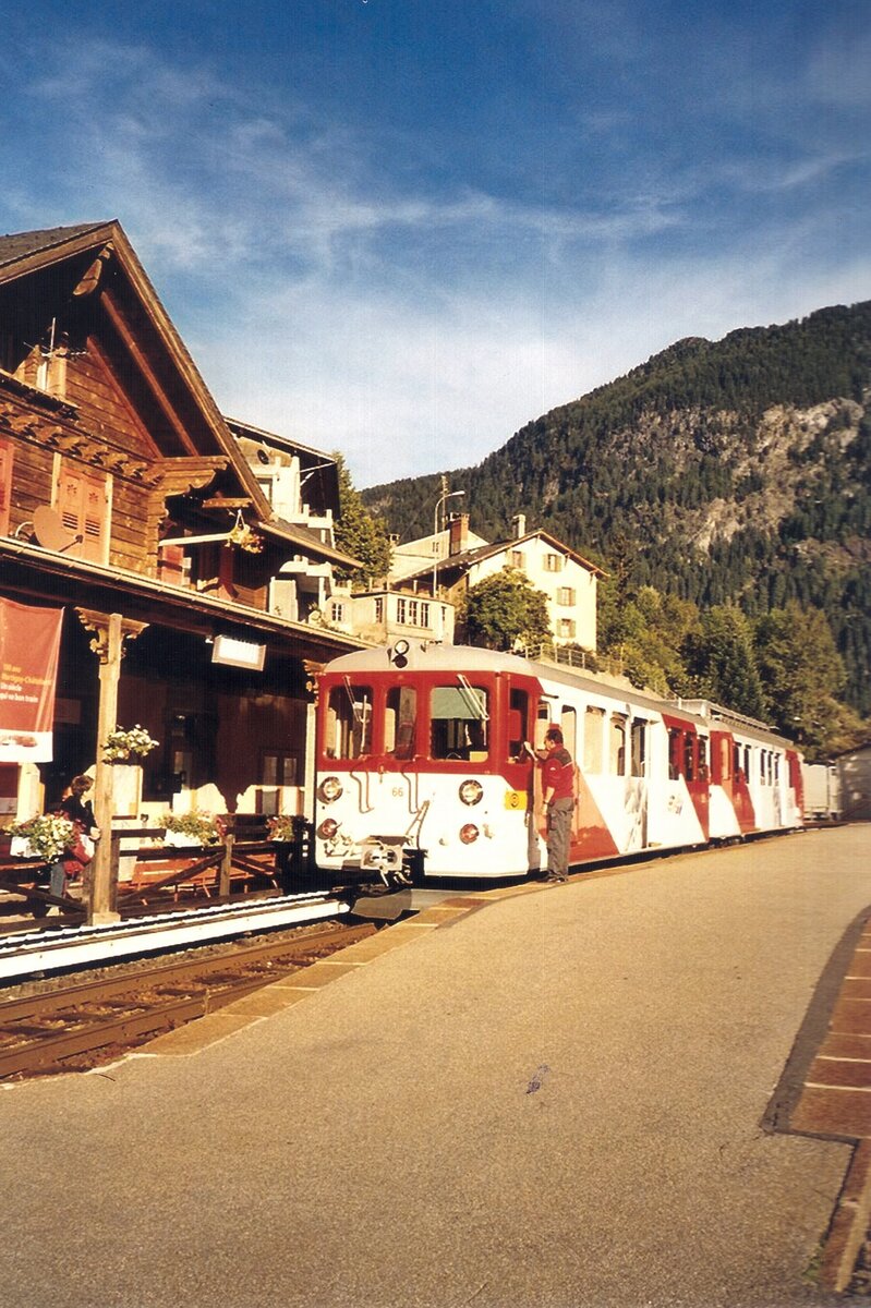 Zug der Martigny-Châtelard-Bahn (Meterspur-Adhäsions-Zahnradbahn) in Finhaut 1224 m, im Oktober 2006.