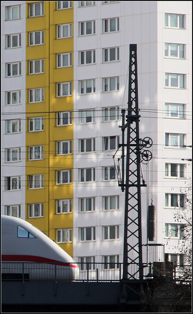 Zug und Mast vor Hochhaus -

Bei der Station Jannowitzbrücke der Berliner Stadtbahn.

24.02.2016 (M)