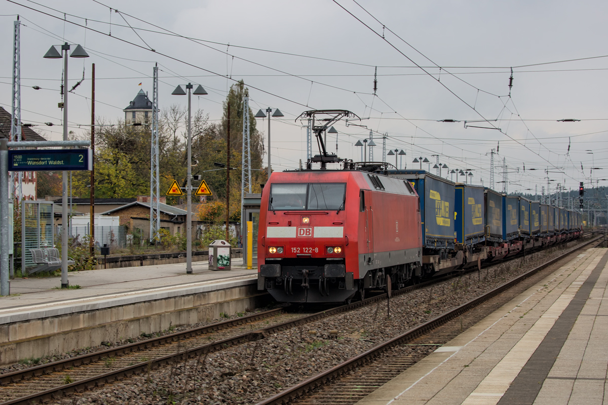 Zug mit Lok der BR 152 und Taschenwagen durchfährt den Hauptbahnhof Neustrelitz. 24.10.2017
