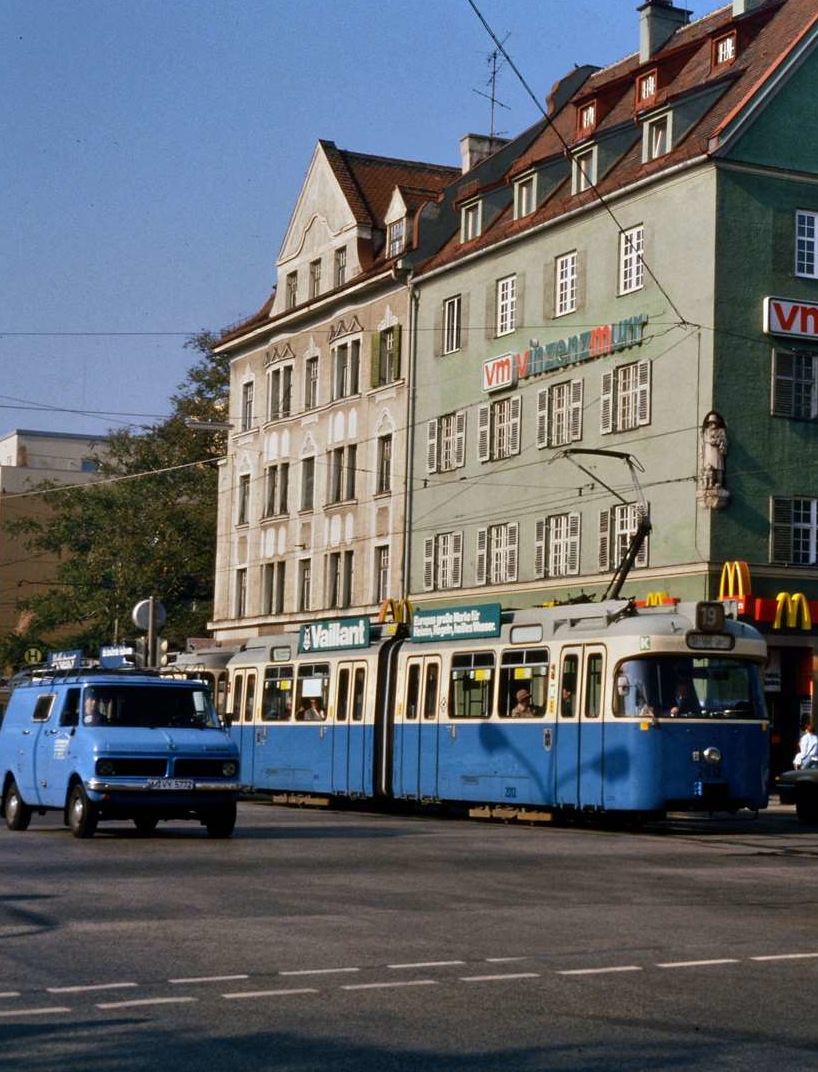 Zug der Münchener Straßenbahnlinie 19 zur St. Veit-Straße, Wagen der Rathgeberbaureihe P.
Datum: 26.10.1985
Ort leider unbekannt
  