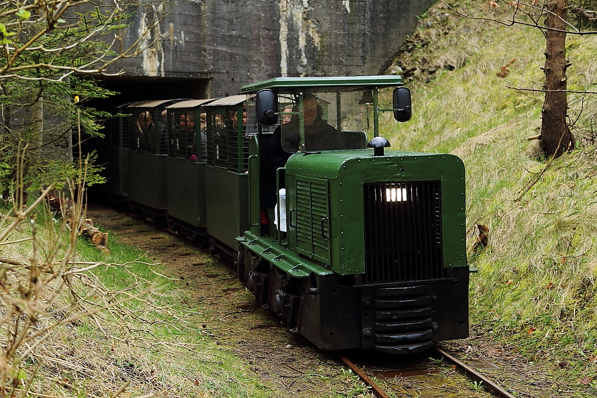 Zug der Museumsbahn Hanstholm am 17.04.2014 bei der Ausfahrt aus dem ehemaligen Munitionsbunker, welcher zur, im II.Weltkrieg hier errichteten, Festungsanlage gehörte.