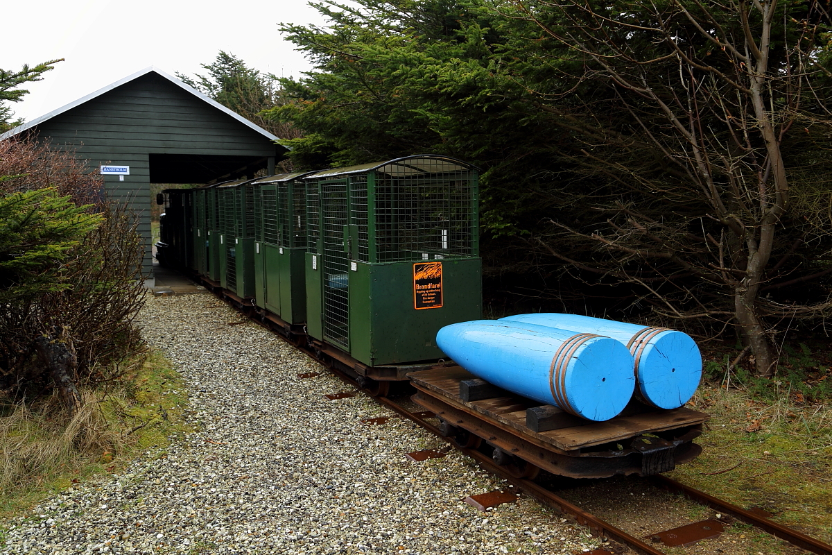Zug der Museumsbahn Hanstholm am Vormittag des 17.04.2014, kurz vor Start zu seiner ersten Rundfahrt. Bei den beiden riesigen 38cm-Granaten auf dem letzten Wagen handelt es sich natürlich glücklicherweise, man ahnt es, nur um Attrappen!
