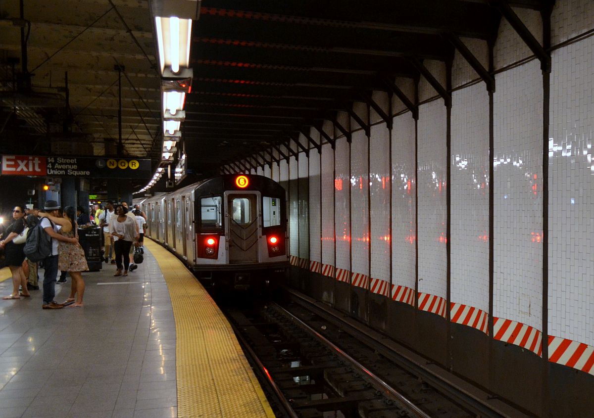 Zug der New Yorker Subway-Linie 6 Richtung Bronx in der Station  Union Square . 20.6.2014