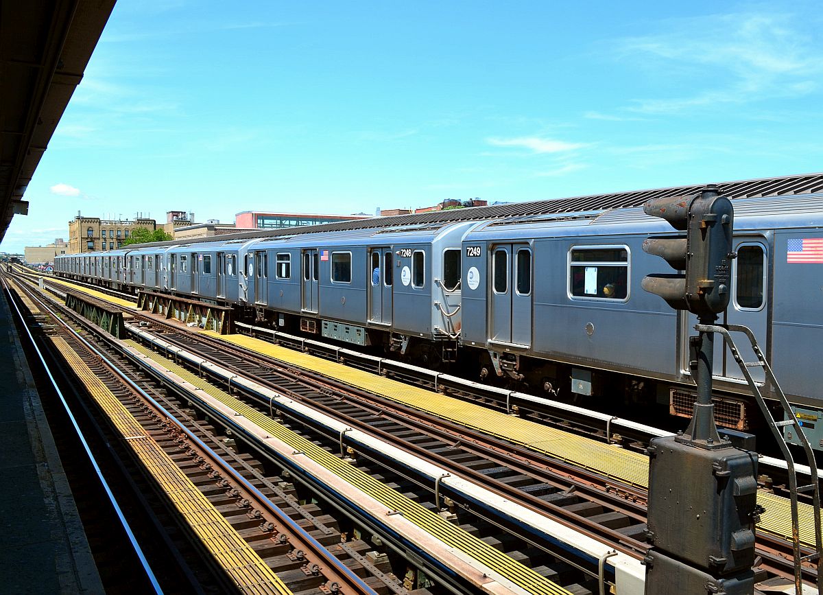 Zug der New Yorker Subway Linie 7 in der Station  90th Street-Elmhurst Avenue  in Queens. In der Mitte verläuft das Express-Gleis, das morgens stadteinwärts und abends stadtauswärts befahren wird. Dabei halten die Züge dieser Linie nur sieben mal bis Manhattan. 13.6.2015