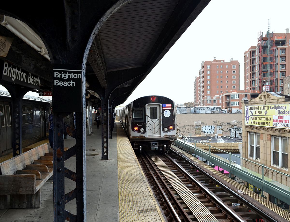 Zug der New Yorker Subway-Linie Q Richtung Manhattan an der Station  Brighton Beach  in Brooklyn. 19.6.2014