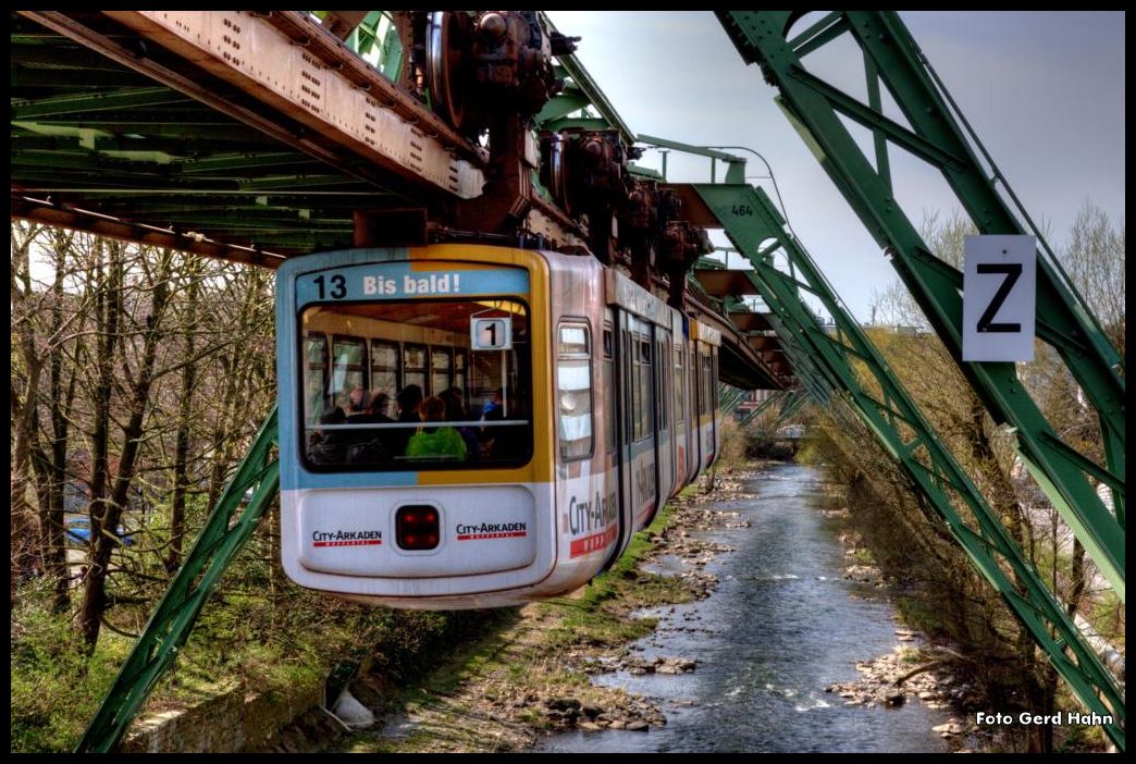 Zug Nr. 13 der Wuppertaler Schwebebahn verlässt am 12.04.2015 die Ausgangsstation Oberbarmen, um die gesamte Bahnstrecke bis Wuppertal Vohwinkel zu befahren.