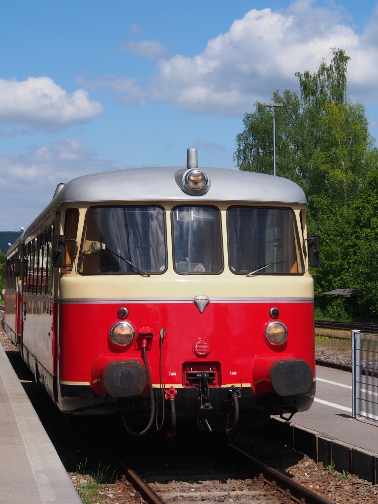 Zug Nr. 166 der SAB, gebildet aus dem MAN-Schienenbus VT 8und dem MAN-Steuerwagen VS 14, wartet auf Gleis 1 des Schelklinger Bahnhofs auf die Abfahrt nach Münsingen. Sonntag, 14.05.2014, 14:07 Uhr.