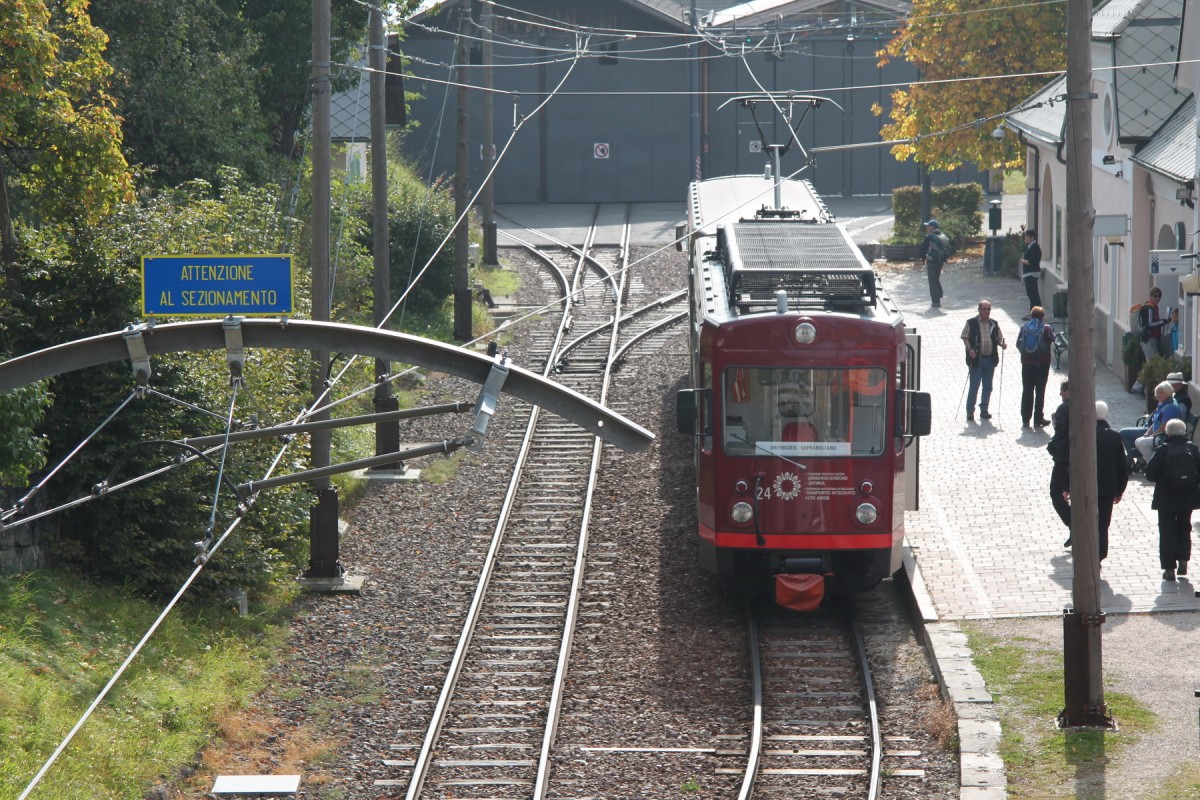 Zug Nr.24 wartet in der Station Klobenstein/Collalbo auf seine Abfahrt.07.10.14