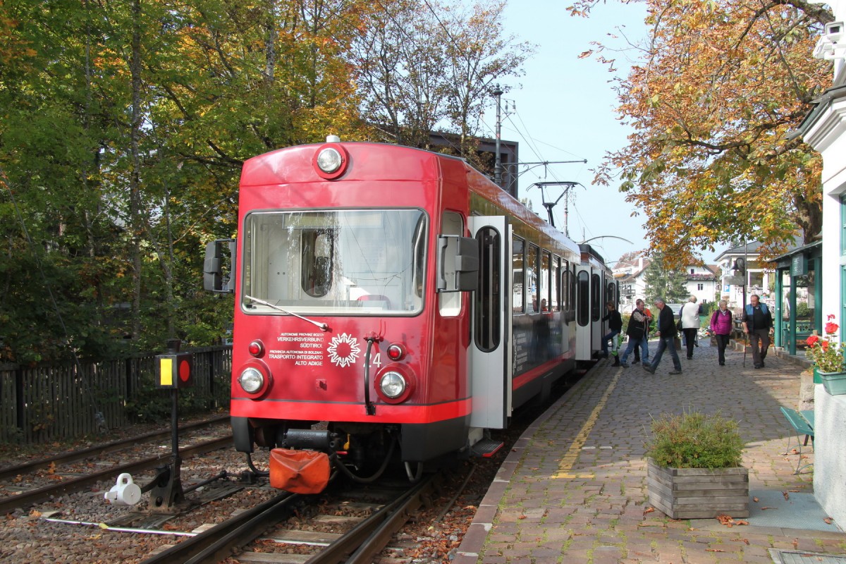 Zug Nr.24(ex.Trogener Bahn)kurz vor der Abfahrt nach Klobenstein/Collalbo in Oberbozen/Soprabolzano.07.10.14