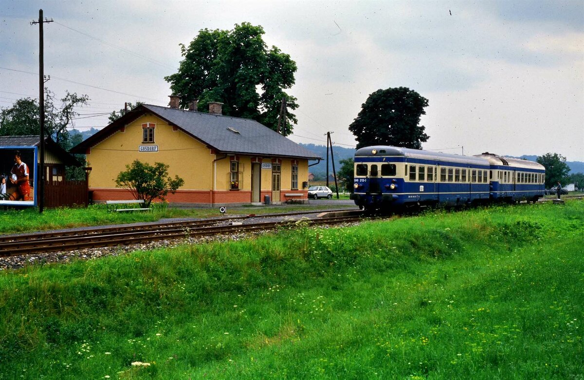 Zug der ÖBB-Baureihe 5046 auf der Linie Nr. 46201 der ÖBB im Bahnhof von Gosdorf. Österreich 1984   