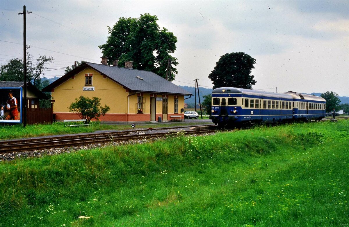 Zug der ÖBB-Baureihe 5046 (SGP) auf der ÖBB-Bahnlinie Nr. 46201 vor dem Bahnhof Gosdorf (Österreich 1984)