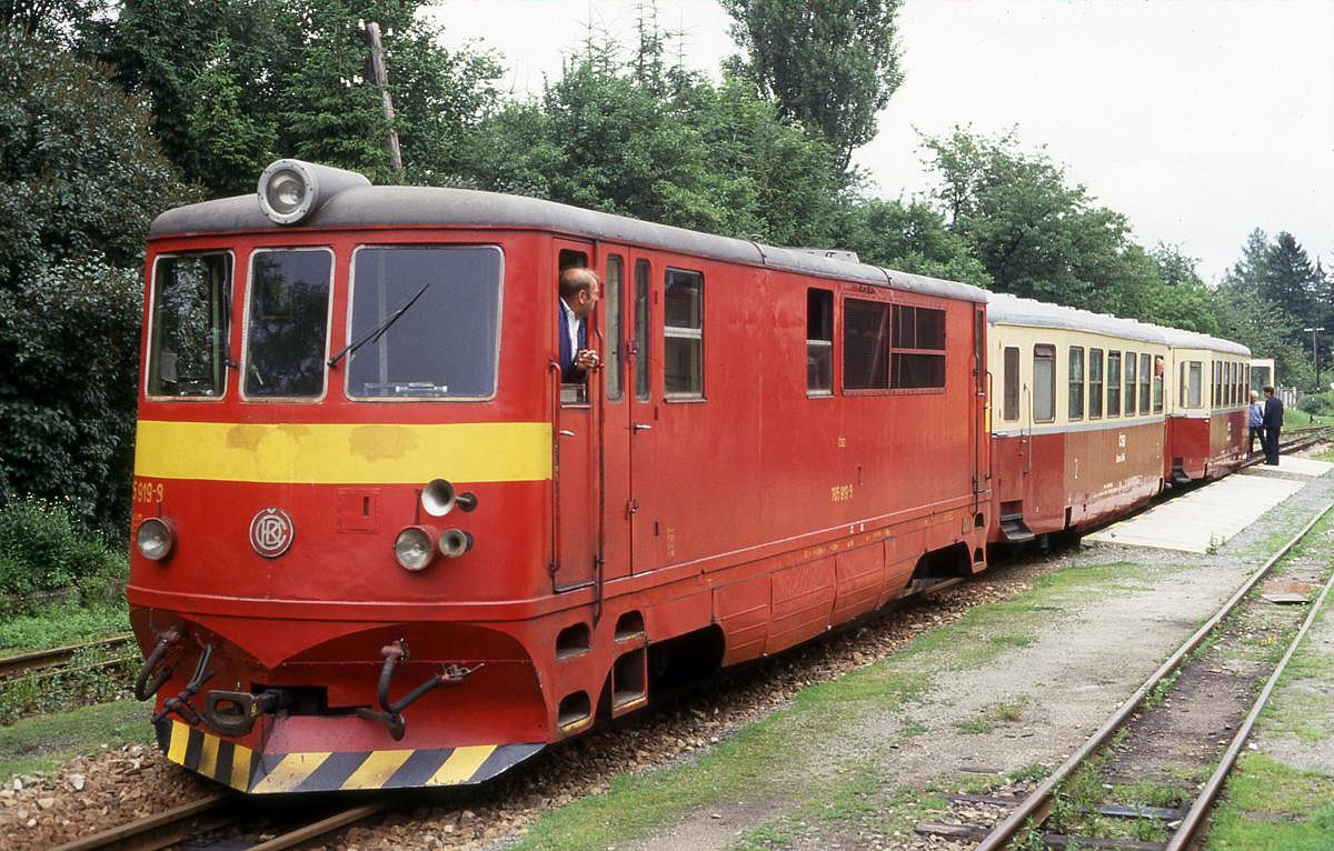 Zug P 20806 mit CKD Schmalspur Diesellok 705919 hält am 6.7.1992 im Bahnhof Cerhovice auf der Fahrt nach Obratan.