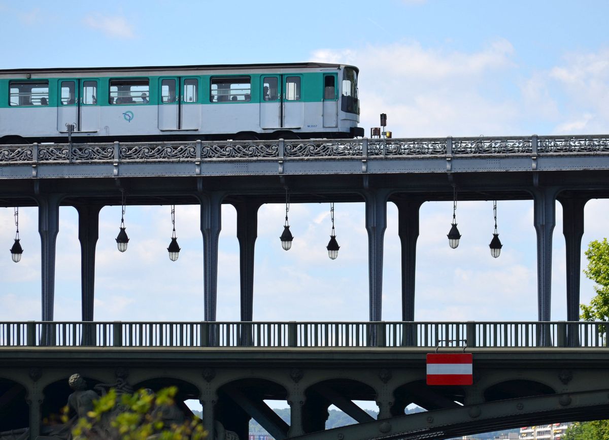 Zug der Pariser Metro-Linie 6 unterwegs auf der Brücke über die Seine in Richtung  Passy . 6.7.2015