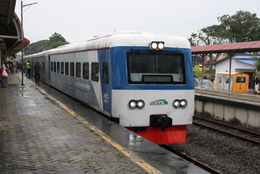 Zug PS 101 (Sembulan - Beaufort) mit dem JKNS 8901-2 als erstes Fahrzeug am 09.Februar 2025 in der Stesen Papar.