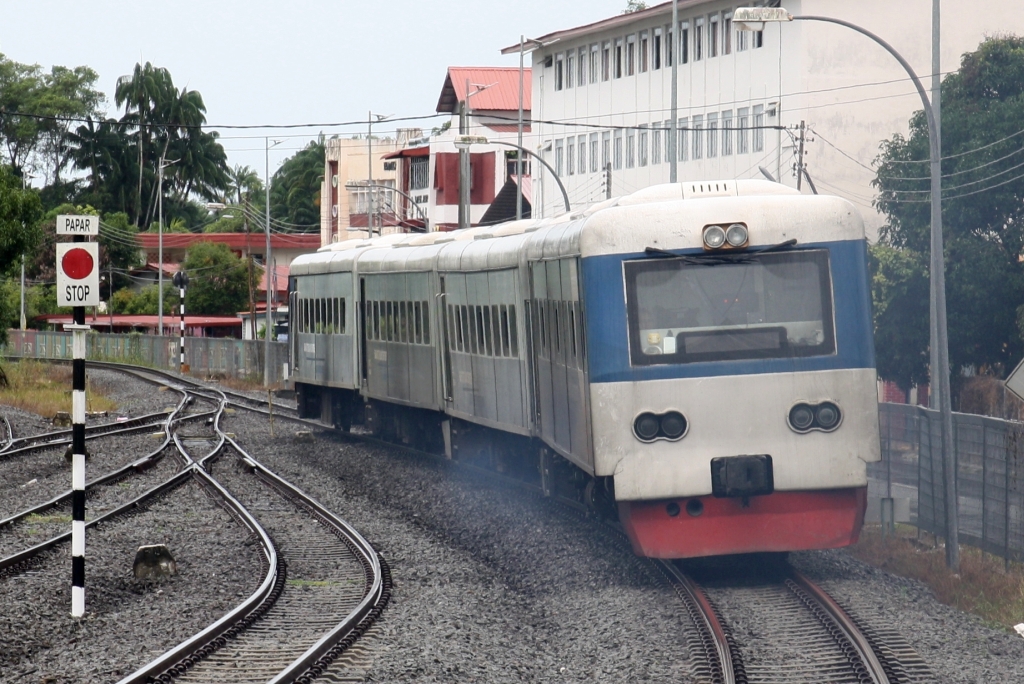 Zug PS 101 (Sembulan - Beaufort) mit dem JKNS 8903-1 als letztes Fahrzeug fährt am 09.Februar 2025 aus der Stesen Papar.
