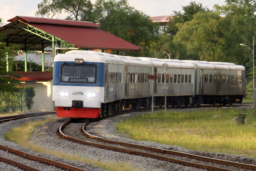 Zug PS 104 (Sembulan - Beaufort) mit dem JKNS 8901-2 als erstes Fahrzeug am 08.Februar 2025 im Bereich des ehemaligem Güter-Terminal Muatan.