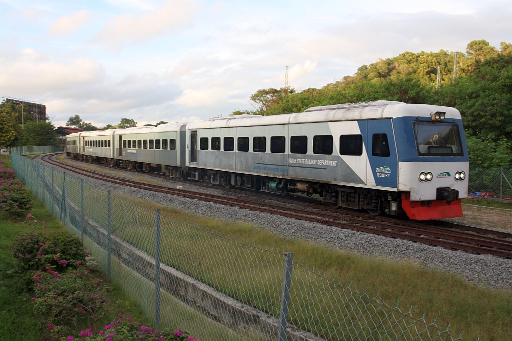 Zug PS 104 (Sembulan - Beaufort) mit dem JKNS 8901-2 als erstes Fahrzeug am 08.Februar 2025 im Bereich des ehemaligem Güter-Terminal Muatan.